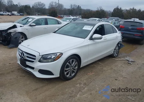 2016 Mercedes-Benz C 300 4Matic z USA, uszkodzony, nr VIN 55SWF4KB6GU098668
